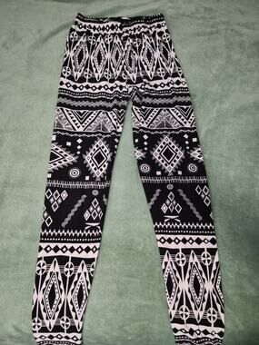 Size S/M White And Black Aztec Geometric Print Leggings